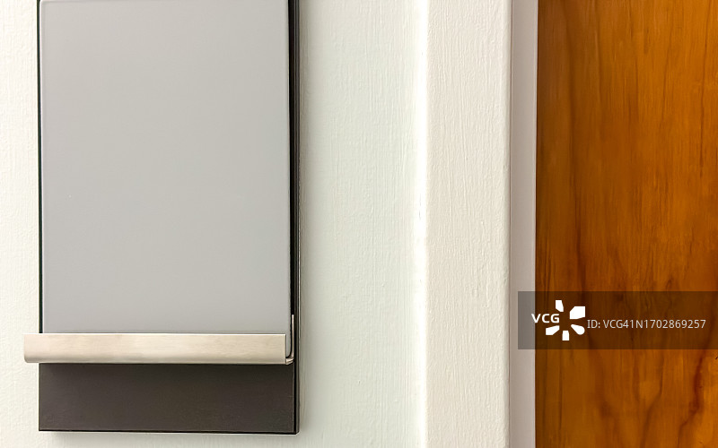 宿舍门旁的空白白板图片素材