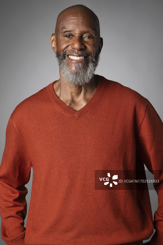 演播室人像：中年非裔美国男人图片素材