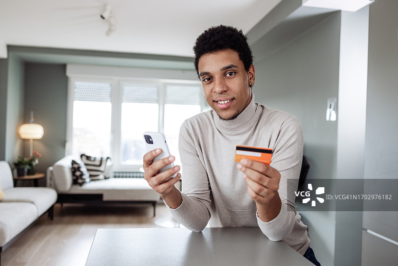 年轻男人在线购物图片素材