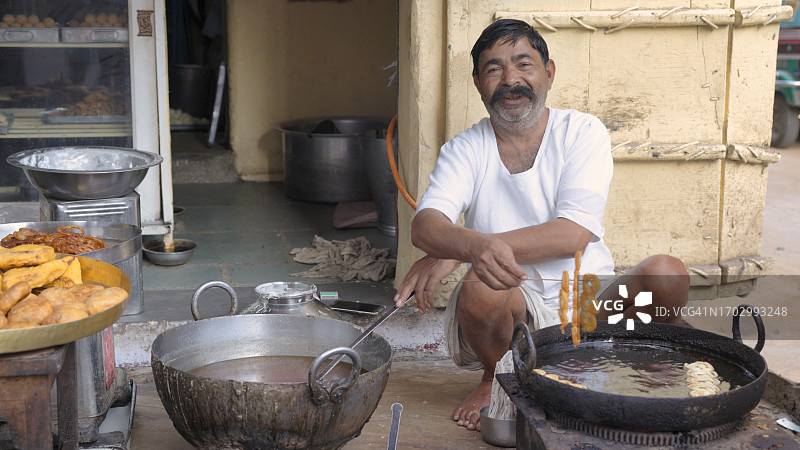 斋浦尔印度街头小贩准备甜点图片素材
