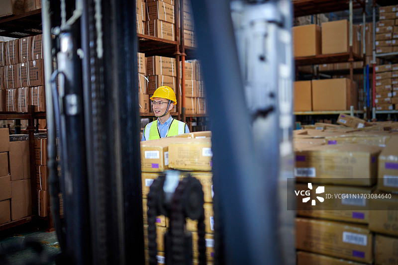 在配送仓库中检查的亚洲仓库检查员图片素材
