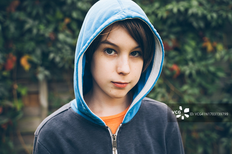 特写：戴帽子的青少年图片素材