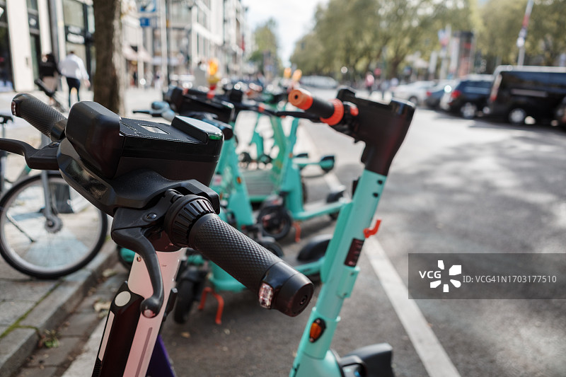 一排共享电动滑板车图片素材