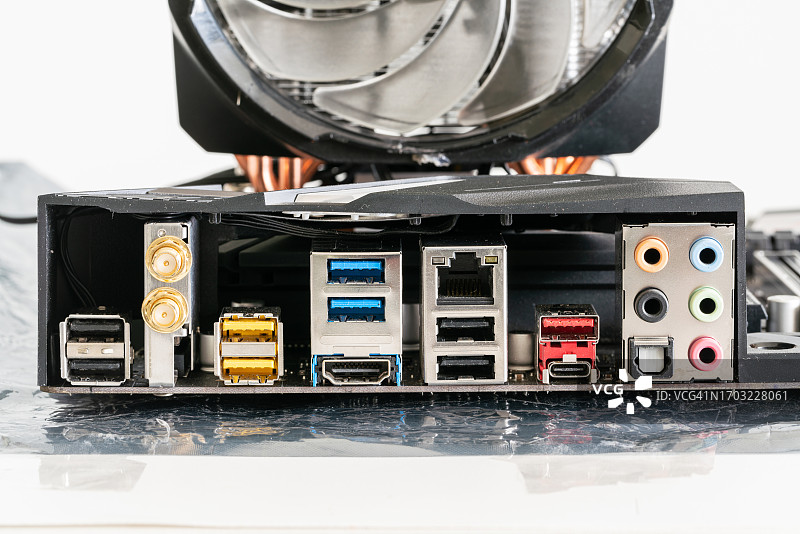 电脑主板上的USB、音频和网络输出图片素材