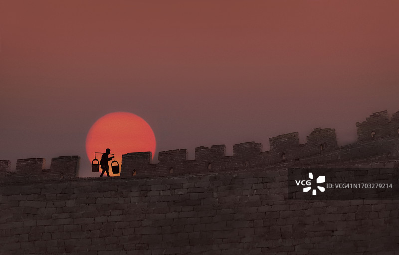 提着水桶的人。图片素材