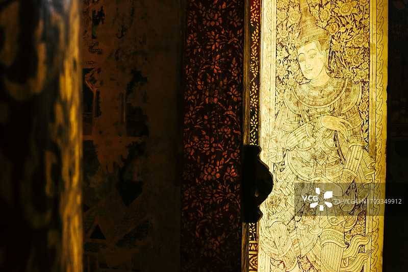 阳光穿过寺庙门上的浅浮雕图片素材