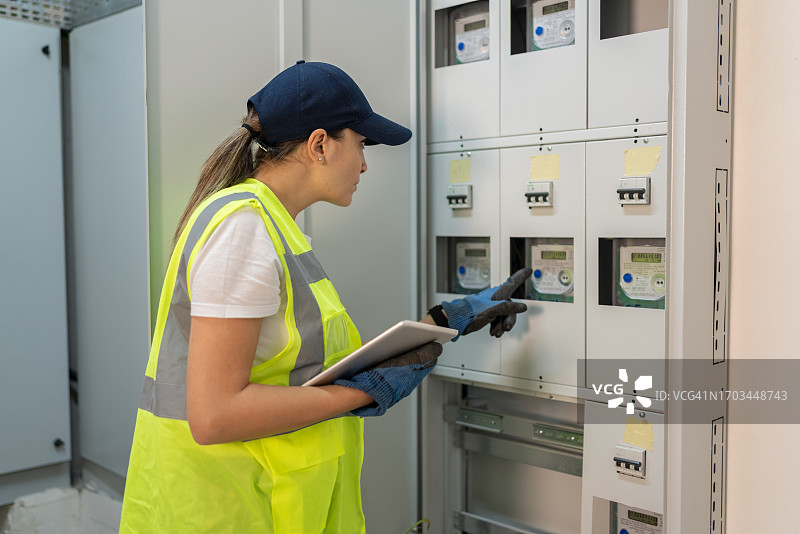 在发电站工作的女电工图片素材