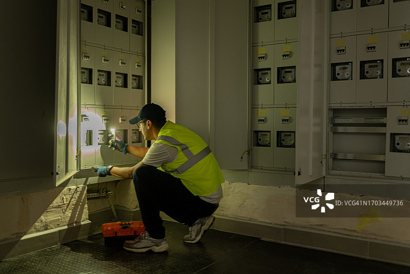 在发电站工作的男电工图片素材