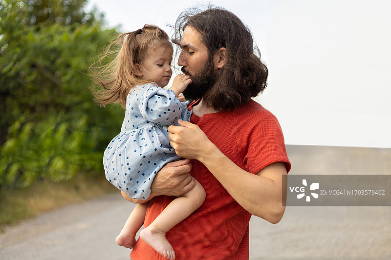 长发父亲和女儿的温馨时刻图片素材