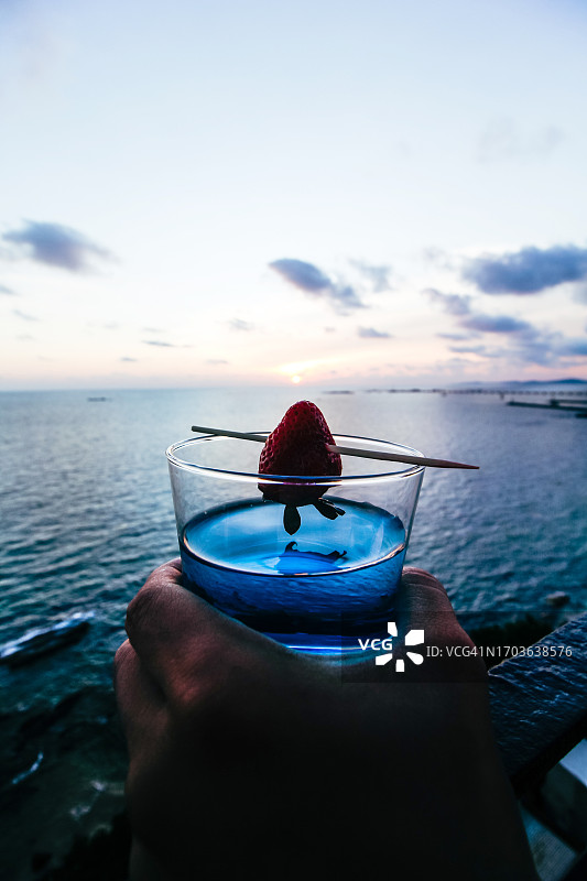 海平面上的蓝色鸡尾酒图片素材