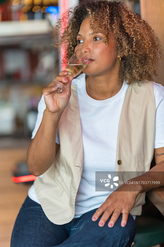 女人喝香槟图片素材