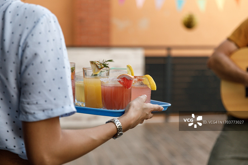 派对上的鸡尾酒托盘图片素材