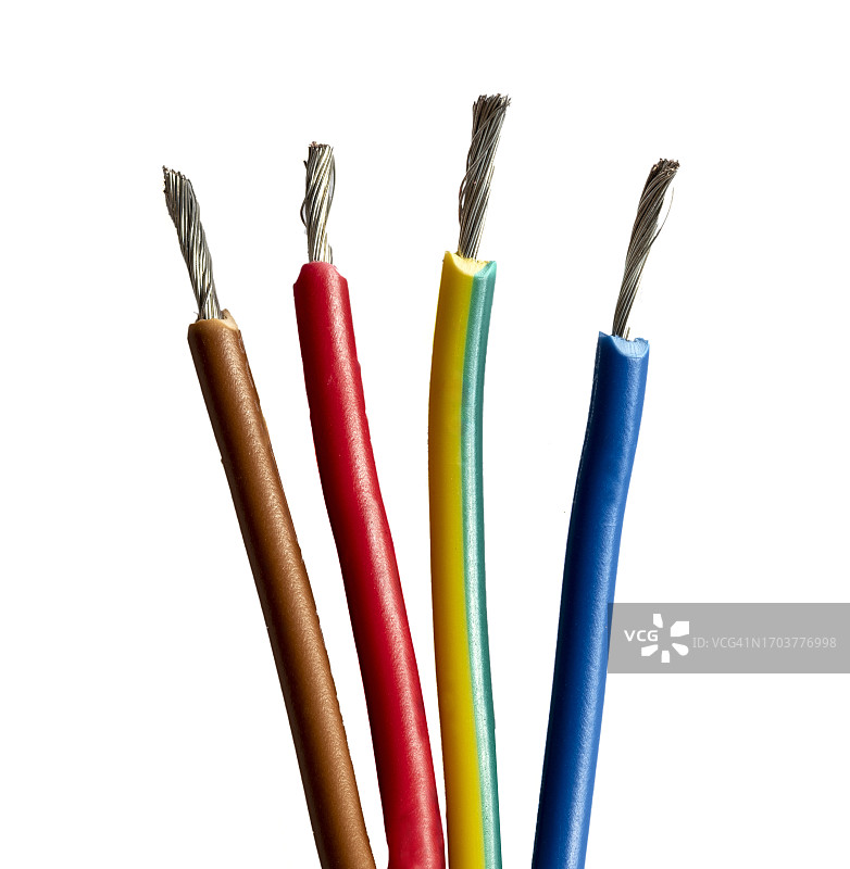 白色背景上的四根剥线铜芯电缆图片素材