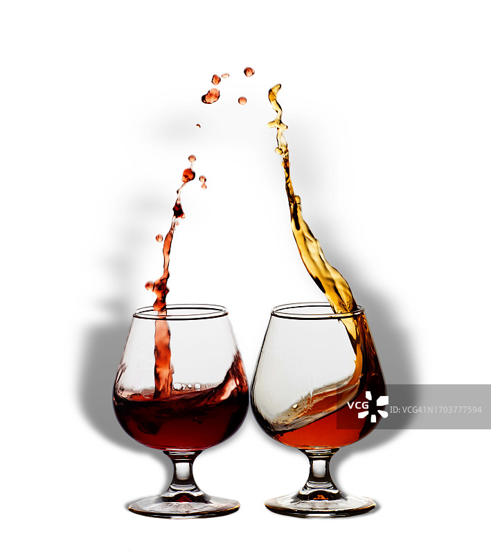 白色背景上带有小阴影的威士忌酒吐司图片素材