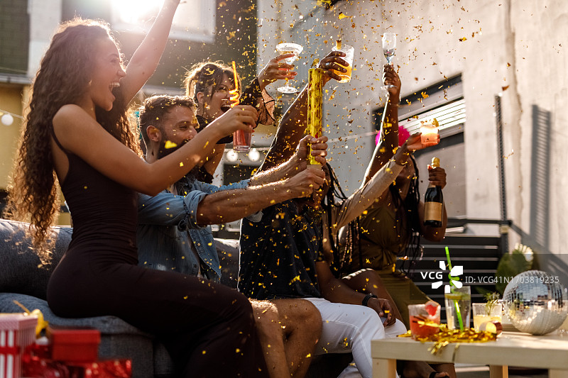 阳台庆祝派对上爆炸的金色五彩纸屑图片素材