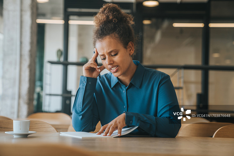 女商人在办公桌前工作图片素材