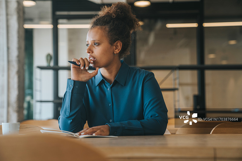 女商人在办公桌前工作图片素材