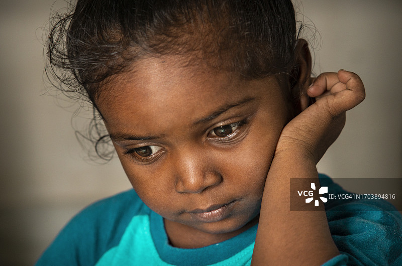 沉思的悲伤印度乡村儿童特写图片素材