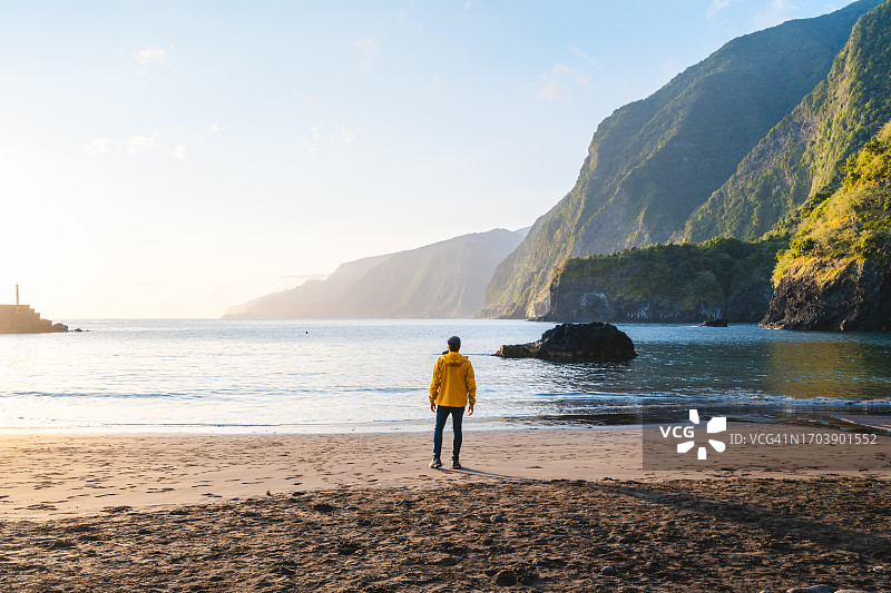 站在葡萄牙马德拉岛塞萨尔海滩上的游客图片素材