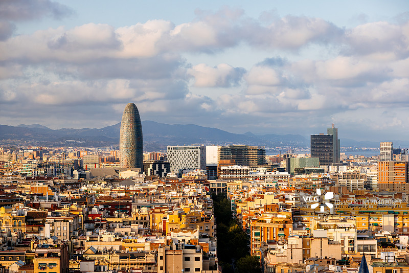 巴塞罗那城市景观，左侧是荣耀塔摩天大楼，西班牙图片素材