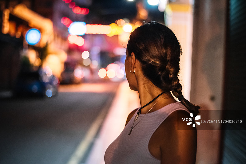 年轻女子在马六甲唐人街夜晚欣赏灯光图片素材