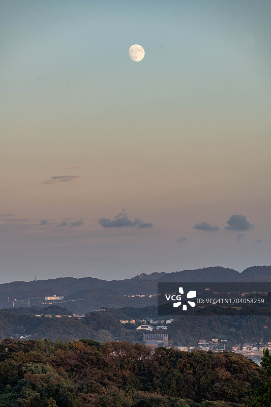 日本神奈川上空的月亮图片素材