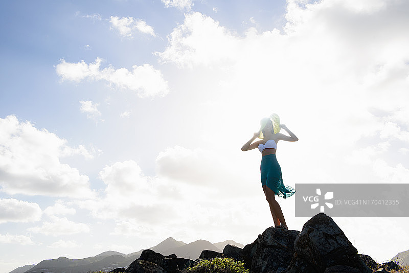 站在山顶上的女人图片素材
