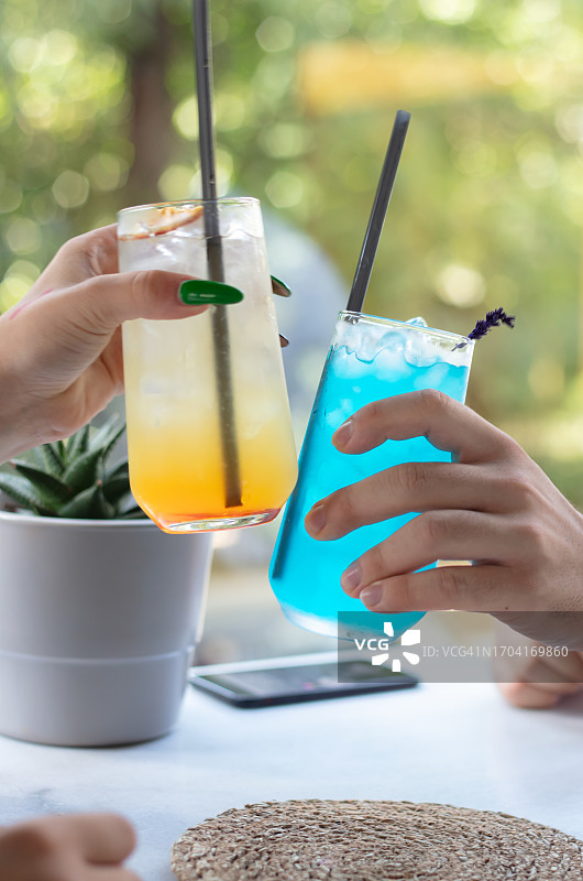 两个年轻朋友在喝鸡尾酒图片素材