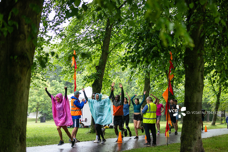 冲过终点线的喜悦图片素材