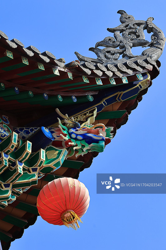 屋檐下悬挂的中国灯笼图片素材