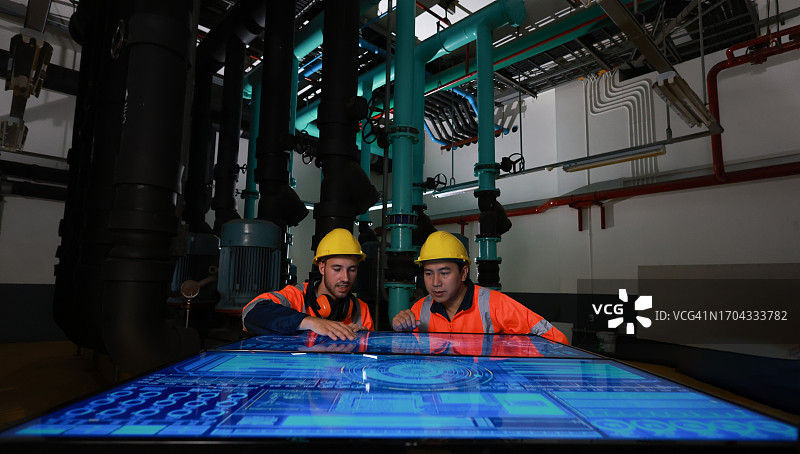 电气工程师分析屏幕上显示的卫星通信信息图图片素材