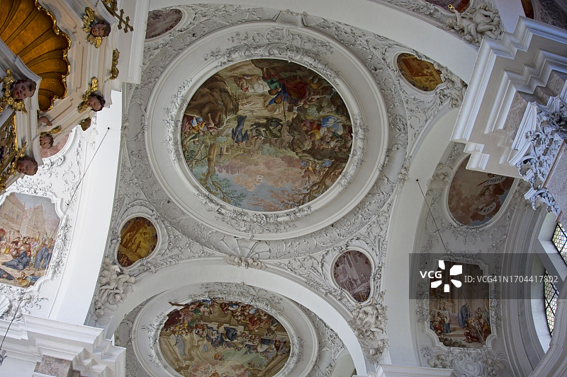 教堂天花板上的艺术作品图片素材