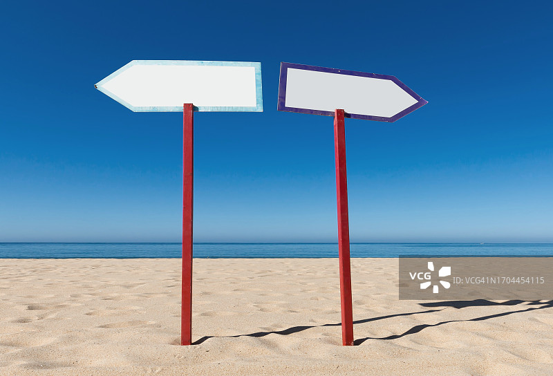 沙滩上指向相反方向的双箭头标志图片素材