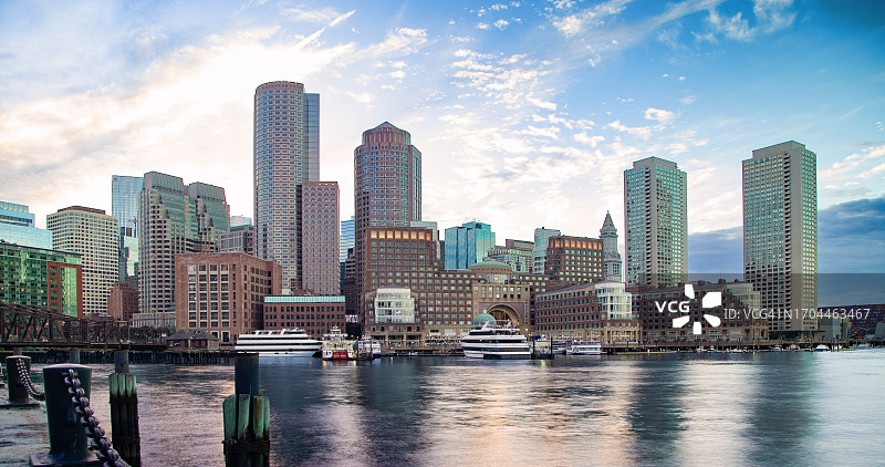 波士顿海港滨水区天际线，马萨诸塞州，美国图片素材