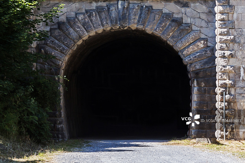 通往未知地方的老隧道入口图片素材
