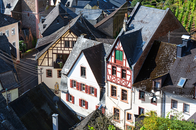 德国典型的半木结构房屋-德国村庄（于尔齐格，莱茵兰-普法尔茨州）图片素材