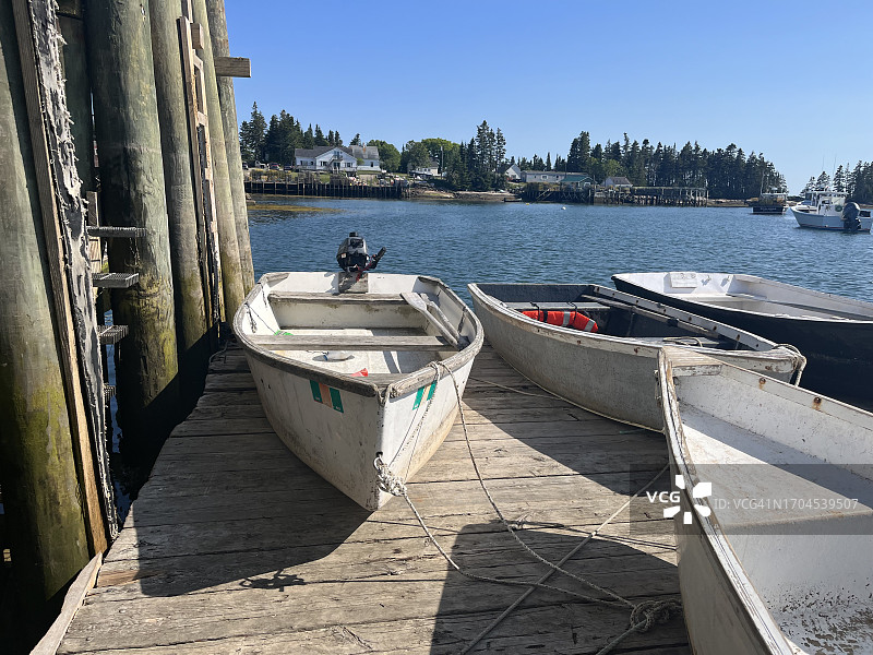 缅因州码头上停靠的轻舟图片素材