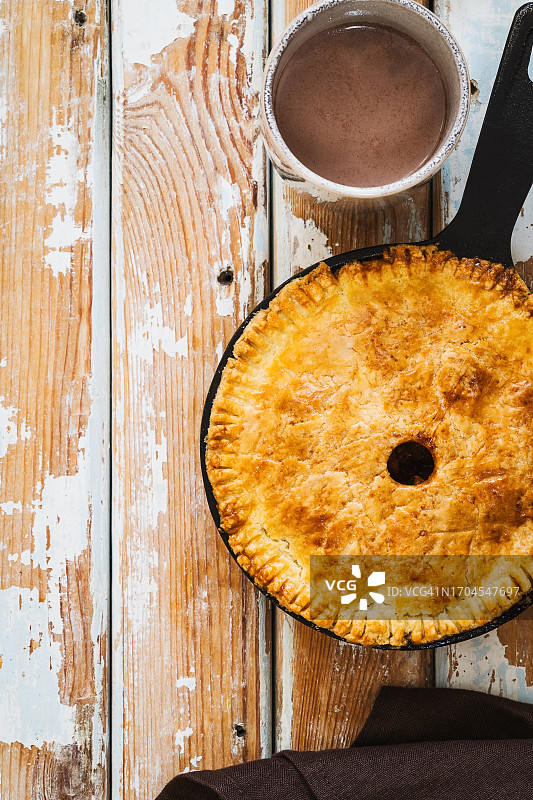 铸铁锅中的自制苹果派和可可，传统秋冬甜点图片素材