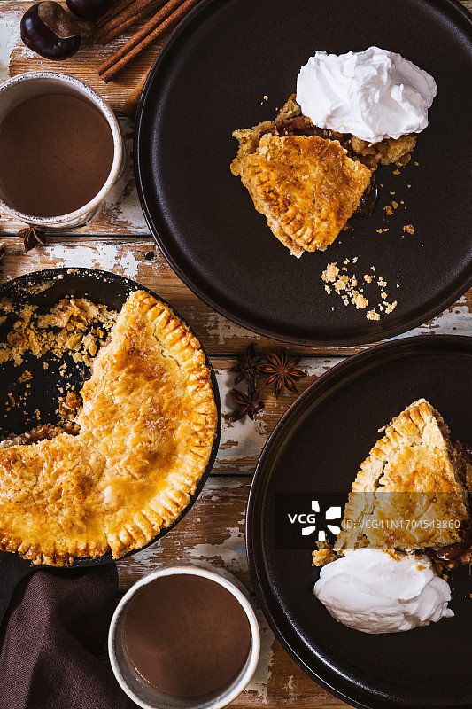 自制新鲜烤苹果派和热巧克力，传统秋冬甜点图片素材