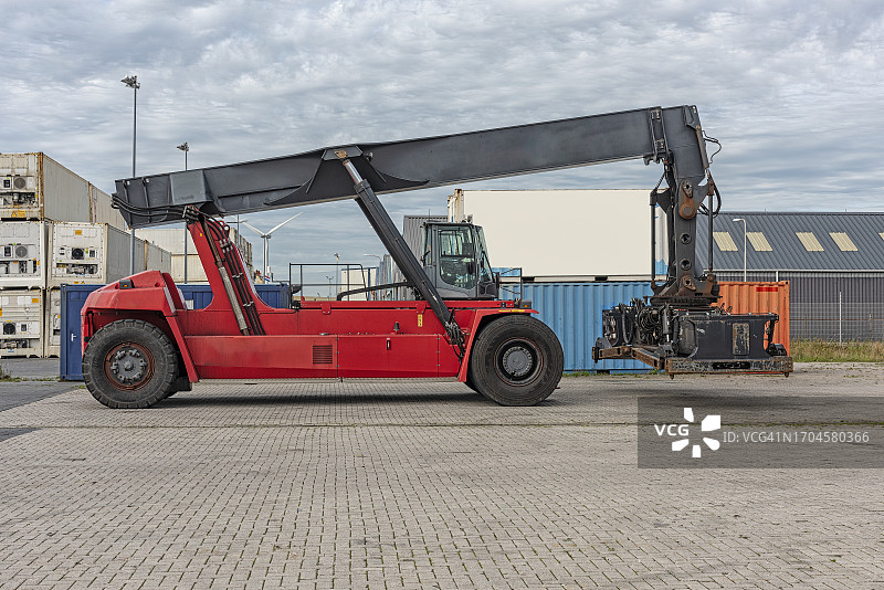 卡尔玛Eco Reachstacker和空箱堆高机图片素材