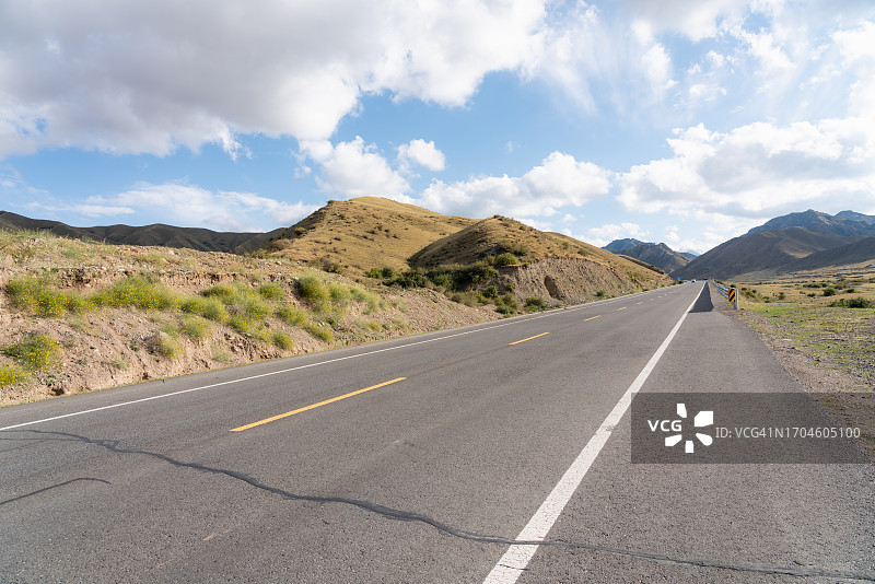 狂野的沥青路图片素材