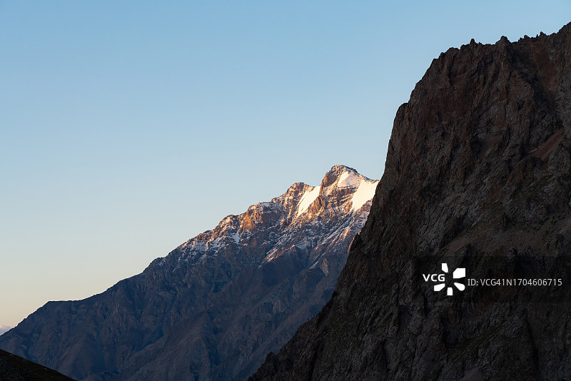 金色阳光照耀下的雪山图片素材
