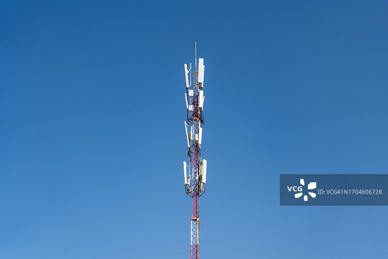 蓝色天空下的5G通信塔特写图片素材
