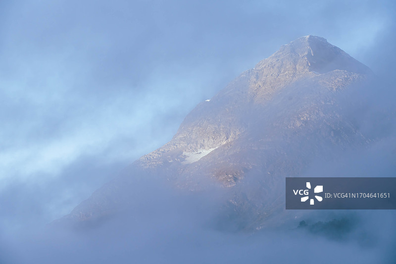 笼罩在雾气中的山顶图片素材