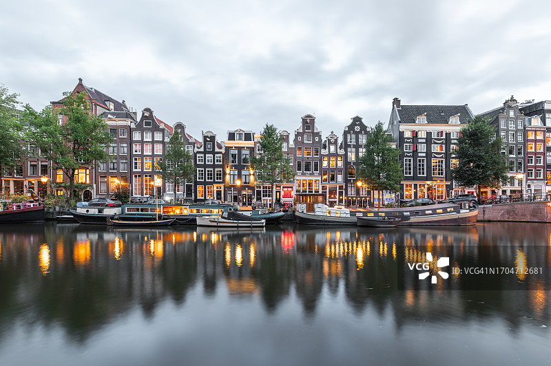 水中的房屋倒影图片素材