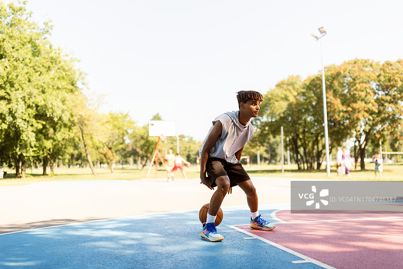 年轻的黑人篮球运动员图片素材