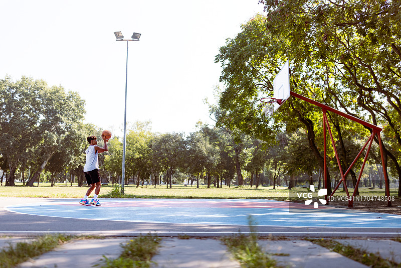 年轻的黑人篮球运动员图片素材