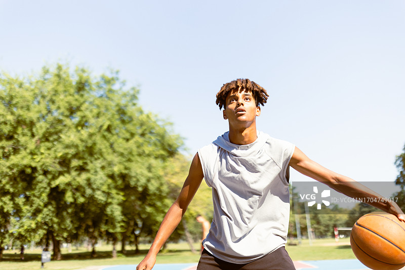 年轻的黑人篮球运动员图片素材