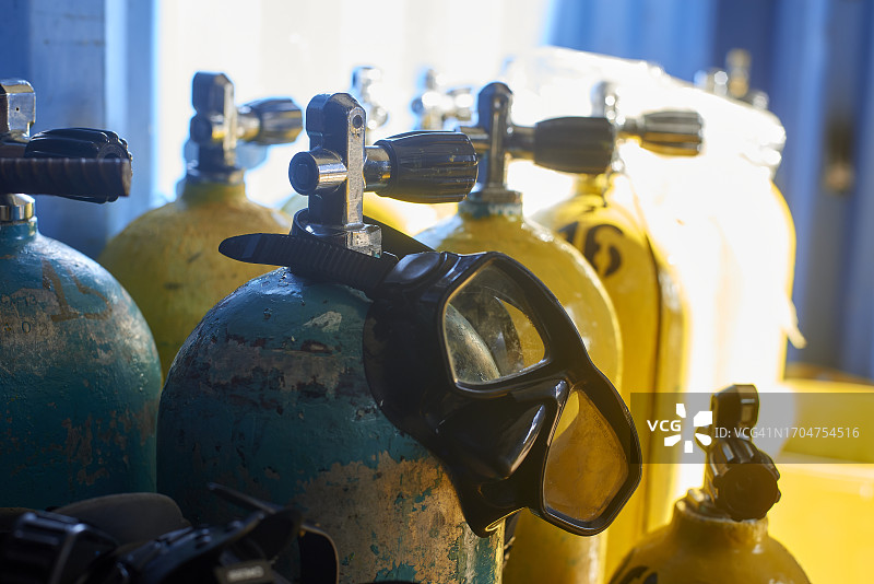 潜水面罩和气瓶图片素材