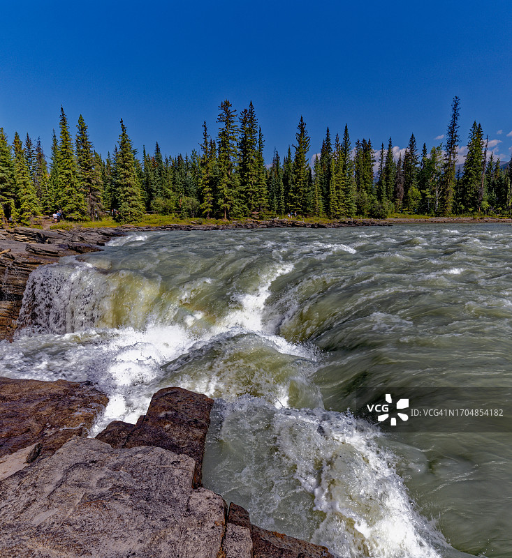近距离观看阿萨巴斯卡瀑布图片素材